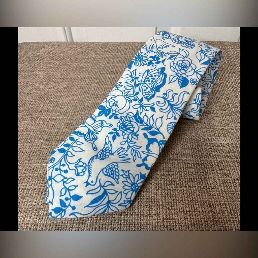 Lilly Pulitzer Blue and White Floral Tie - Picture 5 of 6